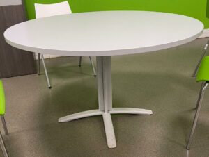 Table ronde blanche, pied colonne en étoile à 4 branches. 75 x 120 cm.
4 unités