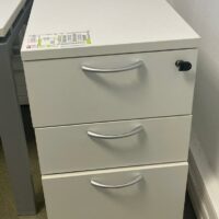Caisson haut 3 tiroirs, blanc, sans roulettes. 72 x 42 x 80 cm.
235 unités – Image 2