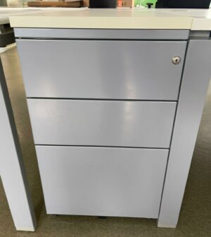 Caisson haut gris 3 tiroirs, sans roulettes. 72 x 42 x 80 cm.
38 unités.