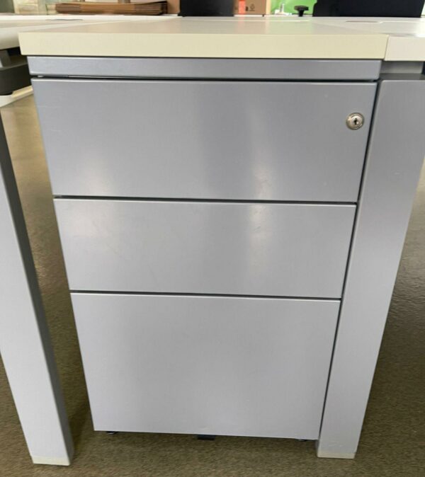 Caisson haut gris 3 tiroirs, sans roulettes. 72 x 42 x 80 cm.
38 unités.
