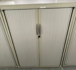 Armoire mi-haute grise à portes coulissantes. 130 x 120 x 45 cm.
50 unités.