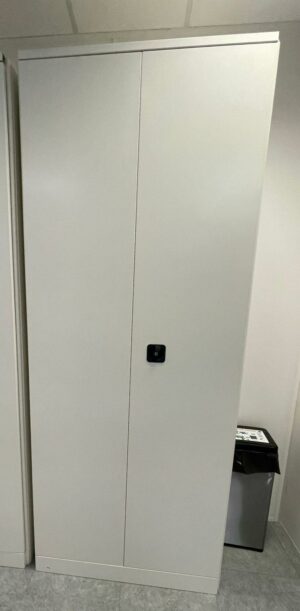 Armoire haute blanche à 2 portes battantes. 250 x 105 x 60 cm. 
5 unités.