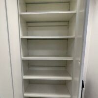 Armoire haute blanche à 2 portes battantes. 250 x 105 x 60 cm. 
5 unités. – Image 2