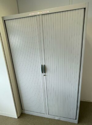 Armoire haute grise ou blanche à 2 portes coulissantes. 200 x 120 x 45 cm.
20 unités