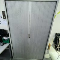 Armoire haute grise ou blanche à 2 portes coulissantes. 200 x 120 x 45 cm.
20 unités – Image 2