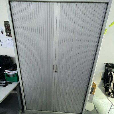 Armoire haute grise ou blanche à 2 portes coulissantes. 200 x 120 x 45 cm.
20 unités