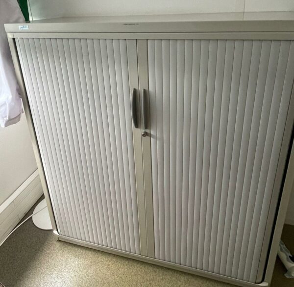 Armoire basse grise ou blanche à portes coulissantes. 71 x 80 x 45 cm.
5 unités