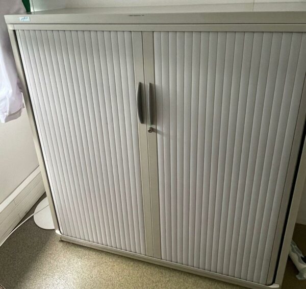 Armoire grise à portes coulissantes. 130 x 100 x 45 cm.
28 unités