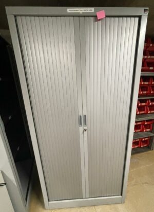 Armoire haute grise à portes coulissantes. 180 x 90 x 45 cm.
2 unités (SS Bat B)