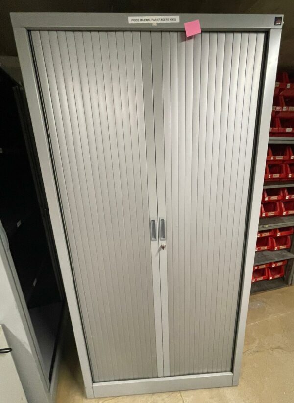 Armoire haute grise à portes coulissantes. 180 x 90 x 45 cm.
2 unités (SS Bat B)