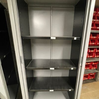 Armoire haute grise à portes coulissantes. 180 x 90 x 45 cm.
2 unités (SS Bat B)