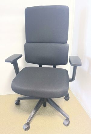 Fauteuil de bureau de marque Sokoa de couleur noire. 
370 unités.