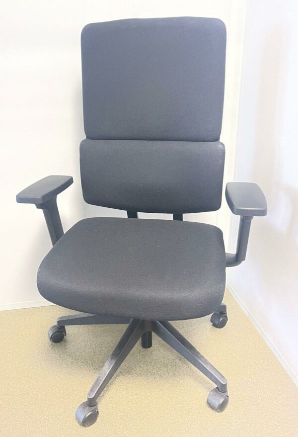 Fauteuil de bureau de marque Sokoa de couleur noire. 
370 unités.