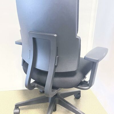 Fauteuil de bureau de marque Sokoa de couleur noire. 
370 unités.