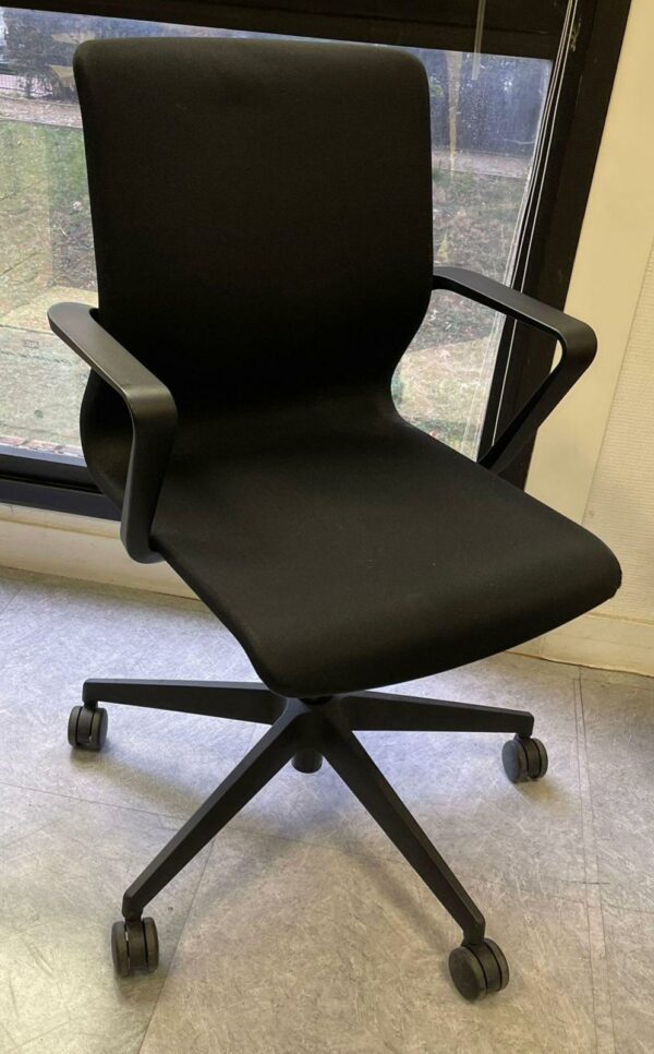 Fauteuil de bureau Viasit, de couleur noire. 100 x 60 x 50 cm.
7 unités.