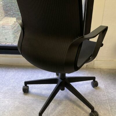 Fauteuil de bureau Viasit, de couleur noire. 100 x 60 x 50 cm.
7 unités.