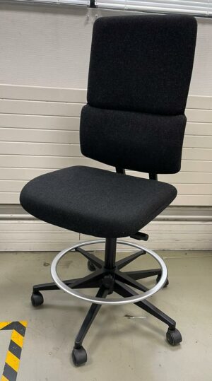 Chaise pivotante ajustable de marque Sokoa, tissu noir, piètement avec repose-pied. 
22 unités.