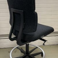Chaise pivotante ajustable de marque Sokoa, tissu noir, piètement avec repose-pied. 
22 unités. – Image 2