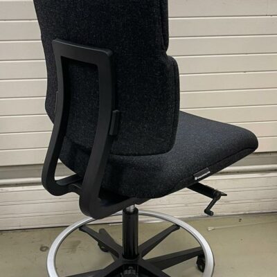 Chaise pivotante ajustable de marque Sokoa, tissu noir, piètement avec repose-pied. 
22 unités.