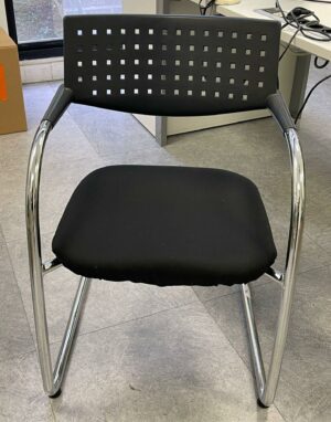 Chaise visiteur de marque Vitra modèle Vis à Vis, assise en tissu noir. 80 x 54 x 57 cm.
3 unités
