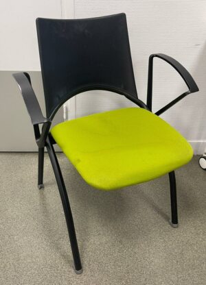 Fauteuil empilable noir avec assise en tissu vert. 80 x 50 x 50 cm.
36 unités.