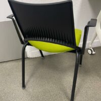 Fauteuil empilable noir avec assise en tissu vert. 80 x 50 x 50 cm.
36 unités. – Image 2