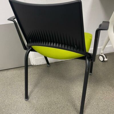 Fauteuil empilable noir avec assise en tissu vert. 80 x 50 x 50 cm.
36 unités.