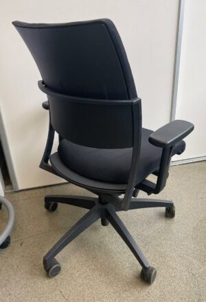 Fauteuil de bureau sur roulettes, tissu noir.
10 unités