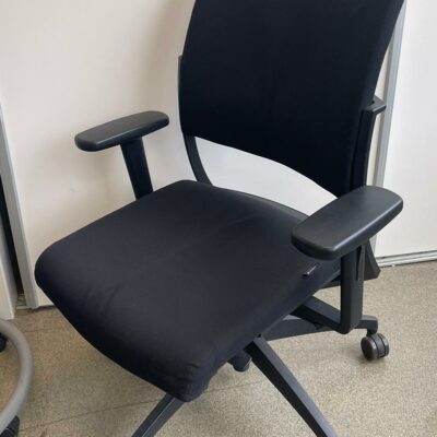 Fauteuil de bureau sur roulettes, tissu noir.
10 unités