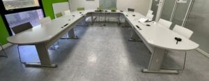 Table de réunion en U de couleur grise. 72 x 334 x 400 cm.
1 unité RDC A