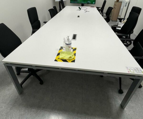 Table de réunion rectangulaire blanche avec prises électriques. 70 x 480 x 163 cm.
1 unité RDC A