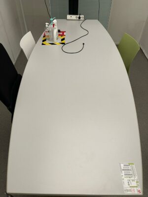 Table tonneau de couleur grise, piètement gris. 74 x 250 x 105 cm.
1 unité RDC A