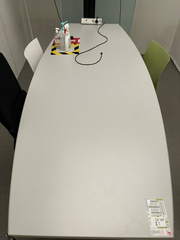 Table tonneau de couleur grise, piètement gris. 74 x 250 x 105 cm.
1 unité RDC A