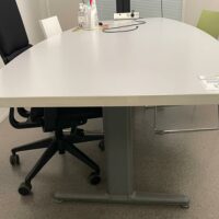 Table tonneau de couleur grise, piètement gris. 74 x 250 x 105 cm.
1 unité RDC A – Image 2