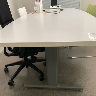 Table tonneau de couleur grise, piètement gris. 74 x 250 x 105 cm.
1 unité RDC A
