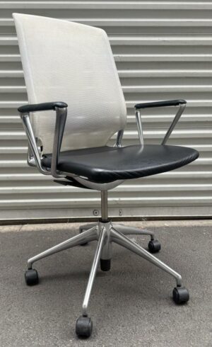 Fauteuil de bureau pivotant ajustable design Alberto Meda modèle Meda Chair édition Vitra, structure en aluminium, assise et dessus d'accoudoirs en cuir noir, dossier en résille blanche, piètement en étoile à 5 branches sur roulettes. 110 x 62 x 58 cm. 2 unités. Vendu à l'unité avec faculté de réunion. Localisation : 10 rue du Ballon - 93160 Noisy-Le-Grand