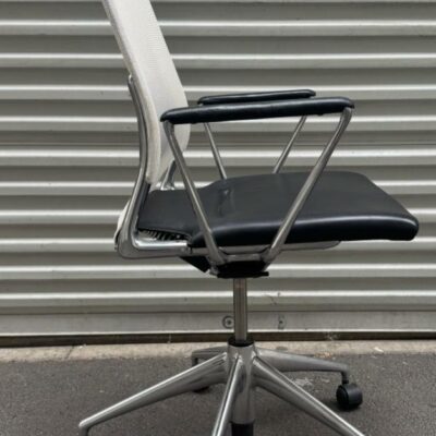 Fauteuil de bureau pivotant ajustable design Alberto Meda modèle Meda Chair édition Vitra, structure en aluminium, assise et dessus d’accoudoirs en cuir noir, dossier en résille blanche, piètement en étoile à 5 branches sur roulettes. 110 x 62 x 58 cm. 2 unités. Vendu à l’unité avec faculté de réunion. Localisation : 10 rue du Ballon – 93160 Noisy-Le-Grand