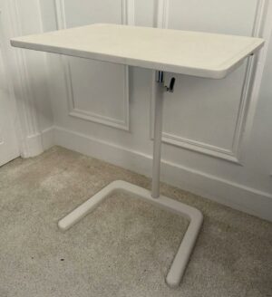 Table d'appoint ajustable en hauteur design Jasper Morrison modèle Nestable édition Vitra, plateau inclinable en plastique blanc, piètement en aluminium. 50 x 77 x 35 cm. 10 unités. Vendu à l'unité avec faculté de réunion. Localisation : 10 rue du Ballon - 93160 Noisy-Le-Grand