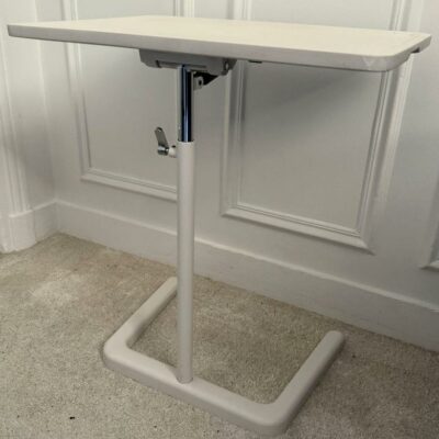 Table d’appoint ajustable en hauteur design Jasper Morrison modèle Nestable édition Vitra, plateau inclinable en plastique blanc, piètement en aluminium. 50 x 77 x 35 cm. 10 unités. Vendu à l’unité avec faculté de réunion. Localisation : 10 rue du Ballon – 93160 Noisy-Le-Grand