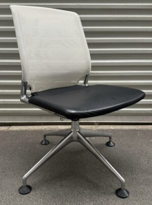 Chaise pivotante design Alberto Meda modèle Meda Chair édition Vitra, structure en aluminium, assise en cuir noir, dossier en résille blanche, piètement en étoile à 4 branches sur patins. 92 x 50 x 58 cm. 5 unités. Vendu à l'unité avec faculté de réunion. Localisation : 10 rue du Ballon - 93160 Noisy-Le-Grand
