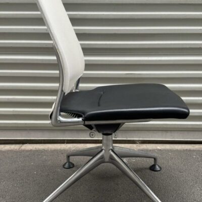 Chaise pivotante design Alberto Meda modèle Meda Chair édition Vitra, structure en aluminium, assise en cuir noir, dossier en résille blanche, piètement en étoile à 4 branches sur patins. 92 x 50 x 58 cm. 5 unités. Vendu à l’unité avec faculté de réunion. Localisation : 10 rue du Ballon – 93160 Noisy-Le-Grand