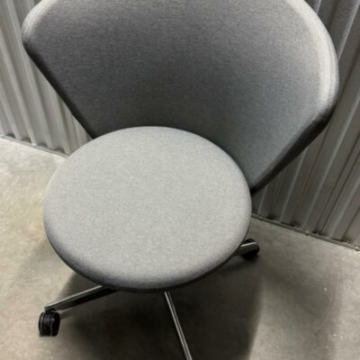 Fauteuil pivotant ajustable design Pearson Lloyd modèle Bay Chair édition Bene recouvert de tissu gris, piètement en étoile à 4 branches en aluminium sur roulettes. 93 x 66 x 72 cm. 6 unités. Vendu à l’unité avec faculté de réunion. Localisation : 10 rue du Ballon – 93160 Noisy-Le-Grand