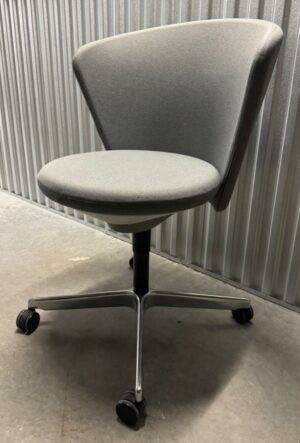 Fauteuil pivotant ajustable design Pearson Lloyd modèle Bay Chair édition Bene recouvert de tissu gris, piètement en étoile à 4 branches en aluminium sur roulettes. 93 x 66 x 72 cm. 6 unités. Vendu à l'unité avec faculté de réunion. Localisation : 10 rue du Ballon - 93160 Noisy-Le-Grand