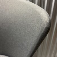 Fauteuil pivotant ajustable design Pearson Lloyd modèle Bay Chair édition Bene recouvert de tissu gris, piètement en étoile à 4 branches en aluminium sur roulettes. 93 x 66 x 72 cm. 6 unités. Vendu à l'unité avec faculté de réunion. Localisation : 10 rue du Ballon - 93160 Noisy-Le-Grand – Image 3