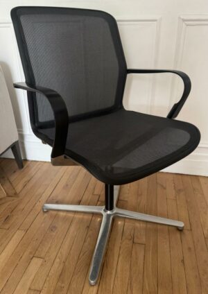 Fauteuil pivotant design Eoos modèle Filo Chair édition Bene, structure en aluminium, garniture en résille et plastique noir, piètement en étoile à 4 branches sur patins. 6 unités. Vendu à l'unité avec faculté de réunion. Localisaton : 10 rue du Ballon - 93160 Noisy-Le-Grand