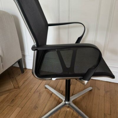 Fauteuil pivotant design Eoos modèle Filo Chair édition Bene, structure en aluminium, garniture en résille et plastique noir, piètement en étoile à 4 branches sur patins. 6 unités. Vendu à l’unité avec faculté de réunion. Localisaton : 10 rue du Ballon – 93160 Noisy-Le-Grand
